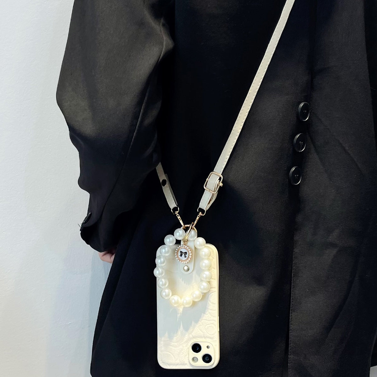 For iPhone 13 TPU PU Leather Phone Shell Cover Camellia Pattern Pearl Chain Phone Case with Shoulder Strap For iPhone 13 TPU PU Leather Phone Shell Cover Camellia Pattern Pearl Chain Phone Case with Shoulder Strap